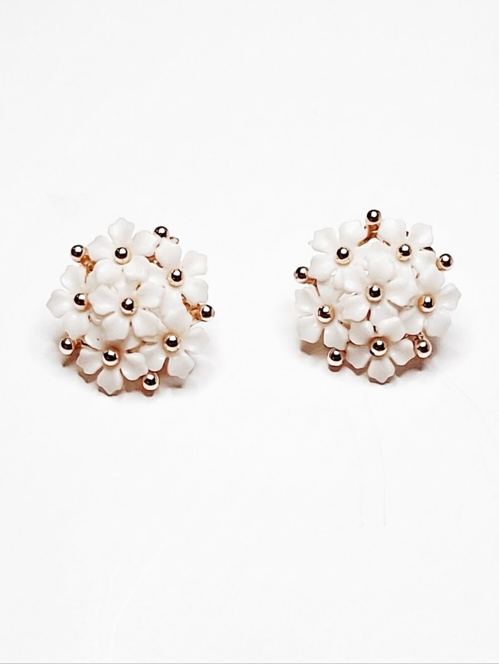 Vintage 1960's White Daisy Bouqet Clip-on Earrings